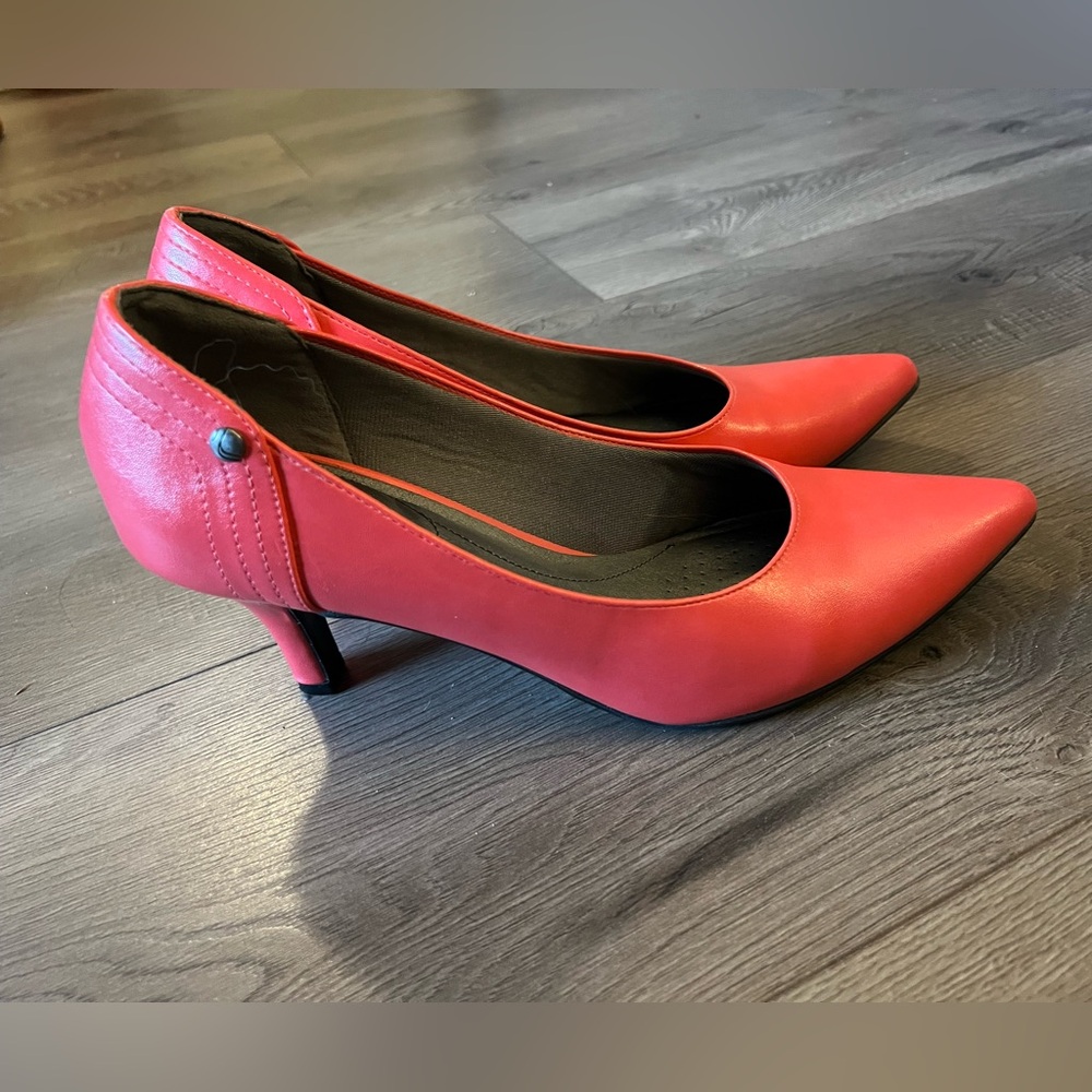 Coral pink pumps😍